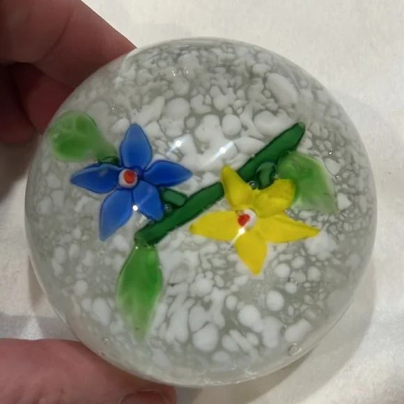 Set of three glass paperweights with floral design - Picture 7 of 10